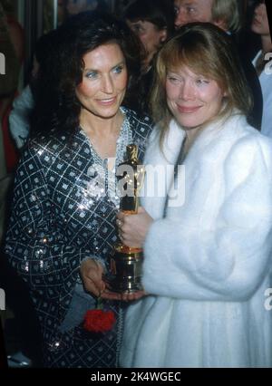 **PHOTO DE FICHIER** Loretta Lynn est décédée. Loretta Lynn Sissy Spacek 1981 fille de mineurs de charbon aux Oscars photo de John Barrett/PHOTOlink/MediaPunch Banque D'Images