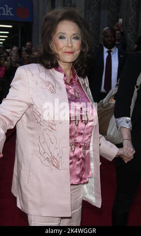 **PHOTO DE FICHIER** Loretta Lynn est décédée. 11 décembre 2015 : Loretta Lynn au Billboard Women in Music 2015, rue Cipriani 42nd, New York. Credit:RW/MediaPunch Banque D'Images