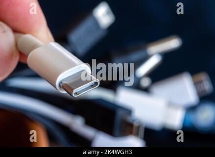 Schwerin, Allemagne. 04th octobre 2022. Un câble de chargement avec connecteur USB-C est maintenu à côté d'un faisceau de différents câbles de connexion. Il y aura des câbles de charge uniformes dans l'UE à partir de 2024. Le Parlement européen a approuvé la norme de charge uniforme USB-C pour les smartphones et de nombreux autres appareils. Credit: Jens Büttner/dpa/Alay Live News Banque D'Images