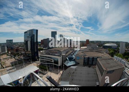 La vue depuis le sommet de la bibliothèque de Birmingham - le jardin secret sur le 7th étage de la bibliothèque, Birmingham Royaume-Uni - avec une vue magnifique sur la ville. Affichage Banque D'Images