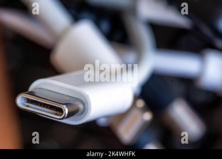 Schwerin, Allemagne. 04th octobre 2022. Un câble de chargement avec connecteur USB-C se trouve à côté d'un faisceau de différents câbles de connexion. Il y aura des câbles de charge uniformes dans l'UE à partir de 2024. Le Parlement européen a approuvé la norme de charge USB-C uniforme pour les smartphones et de nombreux autres appareils. Credit: Jens Büttner/dpa/Alay Live News Banque D'Images