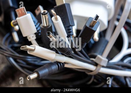 Schwerin, Allemagne. 04th octobre 2022. Un ensemble de câbles de charge différents pour les appareils électriques tels que les téléphones cellulaires ou les ordinateurs portables. Il y aura des câbles de charge uniformes dans l'UE à partir de 2024. Le Parlement européen a approuvé la norme de charge USB-C uniforme pour les smartphones et de nombreux autres appareils. Credit: Jens Büttner/dpa/Alay Live News Banque D'Images