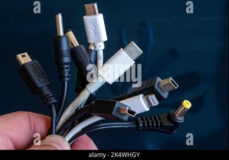Schwerin, Allemagne. 04th octobre 2022. Un ensemble de câbles de charge différents pour les appareils électriques tels que les téléphones cellulaires ou les ordinateurs portables. Il y aura des câbles de charge uniformes dans l'UE à partir de 2024. Le Parlement européen a approuvé la norme de charge USB-C uniforme pour les smartphones et de nombreux autres appareils. Credit: Jens Büttner/dpa/Alay Live News Banque D'Images