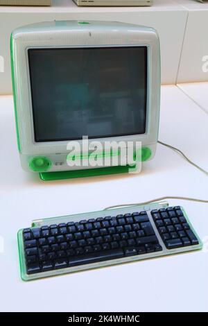 TERRASSA, ESPAGNE - 6 OCTOBRE 2021 : Apple iMac G3 fin 1990s système informatique PC obsolète. Il a été fabriqué en 1998-2003. Banque D'Images