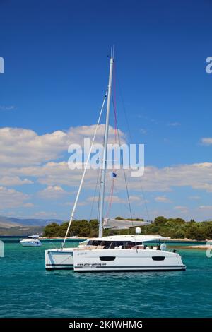 PRIMOSTEN, CROATIE - 15 JUILLET 2021 : catamaran Fountaine-Pajot ancré dans une baie de la mer Adriatique.Fountaine-Pajot est une société française de construction maritime Banque D'Images