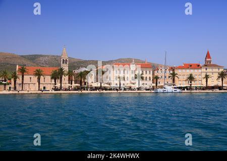 TROGIR, CROATIE - 23 JUIN 2021 : vue de ville de Trogir, Croatie. Trogir est une ville médiévale de Dalmatie classée au patrimoine mondial de l'UNESCO. Banque D'Images