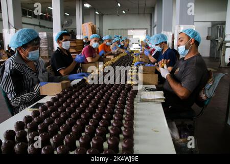 Deir Al-Balah, bande de Gaza, Palestine. 3rd octobre 2022. Gaza, Palestine. 03 octobre 2022. Une usine produisant des bonbons dans la ville de Deir Al-Balah, dans le centre de la bande de Gaza. L'usine d'Al-Arees, qui produit divers bonbons et biscuits, a été affectée négativement par le blocus de Gaza, ainsi que par la diminution des pouvoirs d'achat des Palestiniens dans l'enclave côtière appauvrie (Credit image: © Ahmad Haababallah/IMAGESLIVE via ZUMA Press Wire) Banque D'Images