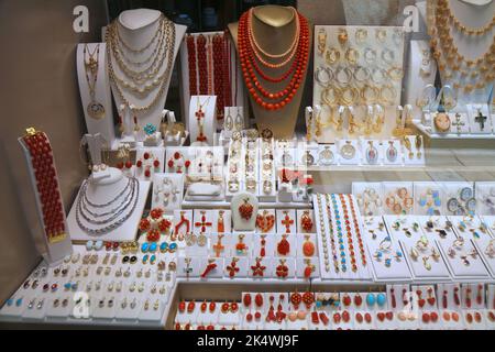 Bijoux de corail en Croatie. Vitrine de la bijouterie à Dubrovnik, Croatie. Corail Adriatique. Banque D'Images