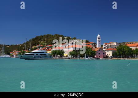 Ville de Skradin en Croatie. Paysage urbain au bord de la rivière Krka. Banque D'Images