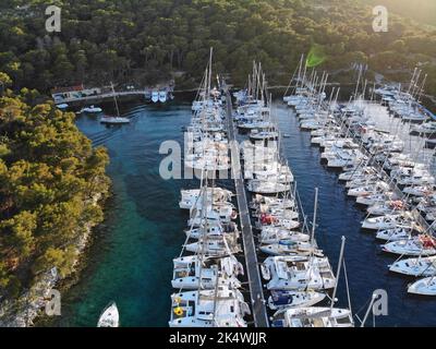 Voile en Croatie. Sveti Klement (St. Clement) île des îles Pakleni. Coucher de soleil sur la marina dans le village de Palmizana. Banque D'Images