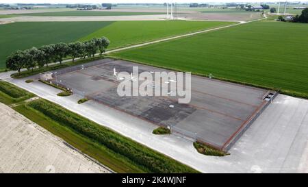 Trois robinets de gaz fermés provenant d'un site d'extraction de gaz du champ gazier de Groningen, près du village de Loppersum, dans la partie nord des pays-Bas. Banque D'Images