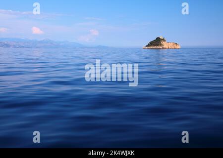 Île inhabitée sur la mer Adriatique.Phare de Susac près de l'île de Lastovo en Croatie. Banque D'Images