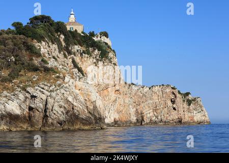 Île inhabitée sur la mer Adriatique.Phare de Susac près de l'île de Lastovo en Croatie. Banque D'Images