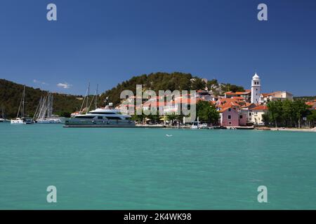 Ville de Skradin en Croatie. Paysage urbain au bord de la rivière Krka. Banque D'Images