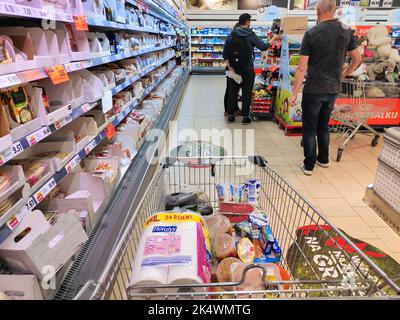 KATOWICE, POLOGNE - 20 MAI 2022: Les gens visitent le supermarché Lidl à Katowice, Pologne. Lidl est présent dans 29 pays européens, avec plus de 700 sites Banque D'Images