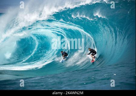 SURF le surfeur hawaïen Bruce Irons et le surfeur australien Dylan Longbottom en train de partager une grande vague au Teahupoo lors d'une grande vague sur 11 septembre 2014 au Teahupoo à Tahiti, Polynésie française - photo: Julien Girardot/DPPI/LiveMedia Banque D'Images