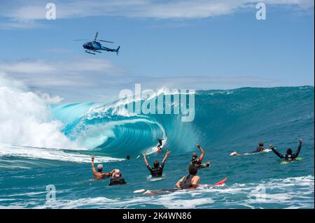 SURF le surfeur tahitien Tikanui Smith TOW-in surf à Teahupoo pendant une grande houle sur 11 septembre 2014 à Teahupoo à Tahiti, Polynésie française - photo: Julien Girardot/DPPI/LiveMedia Banque D'Images