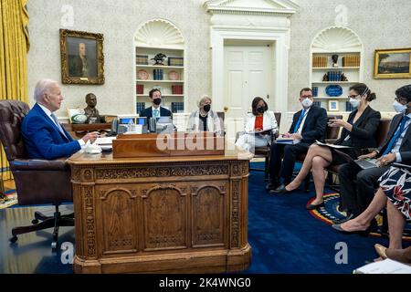 Washington, États-Unis. 11 juillet 2022. Le président américain Joe Biden, rencontre des conseillers pour passer en revue les remarques qu'il prononcera lors de la célébration de l'adoption de la Loi bipartisane sur les communautés plus sûres, dans le Bureau ovale de la Maison Blanche, 11 juillet 2022, à Washington, D.C., États-Unis. 11 juillet 2022. Banque D'Images