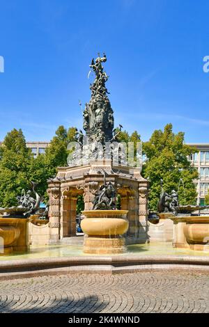 Mannheim, Allemagne - septembre 2022 : Fontaine avec sculptures appelées 'Grupello Pyramide' avec sculptures sur place appelée 'Paradeplatz' dans le centre-ville Banque D'Images