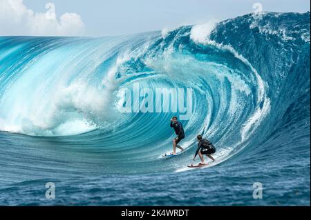 SURF des surfeurs hawaïens Albee Layer et Billy Kemper TOW-in surfez la même vague à Teahupoo pendant une énorme vague sur 11 septembre 2014 à Teahupoo à Tahiti, Polynésie française - photo: Julien Girardot/DPPI/LiveMedia Banque D'Images