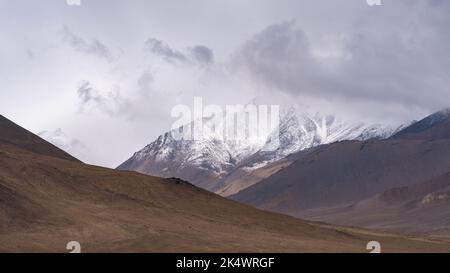 Paysage de montagne pittoresque de haute altitude avec de la neige fraîche par jour couvert le long de l'autoroute Pamir près du col Ak Baital, Murghab, Gorno-Badakshan, Tadjikistan Banque D'Images
