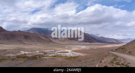 Paysage de montagne haut en couleur panorama à Ak Baital Pass le long de l'autoroute Pamir, Murghab, Gorno-Badakshan, Tadjikistan Banque D'Images