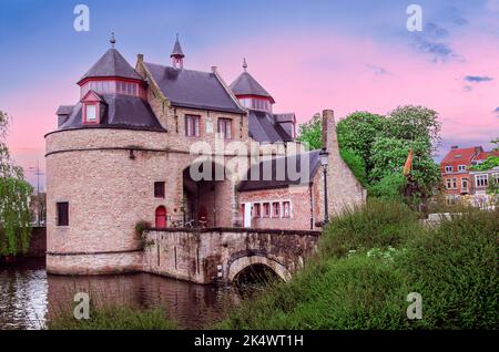 Ezelpoort (porte de Donkey) à Bruges au coucher du soleil Banque D'Images