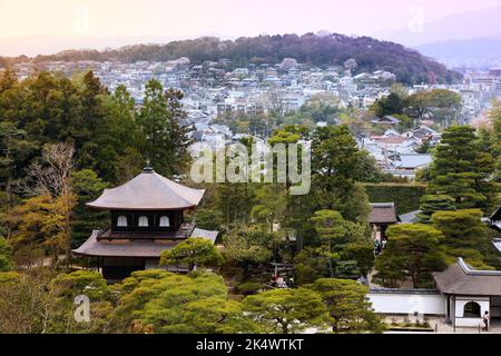 KYOTO, JAPON - 16 AVRIL 2012 : panorama urbain de Kyoto vu des jardins de Ginkakuji dans le district de Sakyo-ku. Banque D'Images