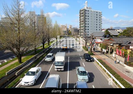 KYOTO, JAPON - 14 AVRIL 2012 : les gens conduisent dans le centre-ville de Kyoto, au Japon. 13 413 600 touristes étrangers ont visité le Japon en 2014. Banque D'Images