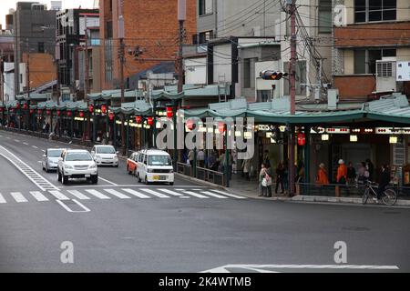 KYOTO, JAPON - 16 AVRIL 2012 : les gens visitent la rue Shijo-dori dans la ville de Kyoto, au Japon. Kyoto a été visité par 15.6 millions de touristes étrangers en 2017. Banque D'Images