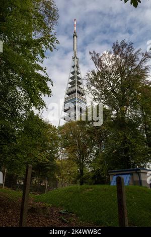 La tour de télévision de Kamzik. (Veza). tour de transmission de 196 mètres avec terrasse d'observation publique. Bratislava. Slovaquie. Banque D'Images