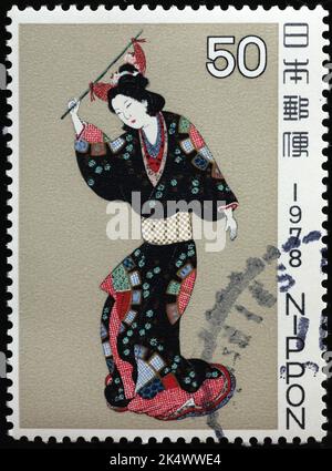 Femme japonaise portant un kimono coloré sur un timbre-poste Banque D'Images