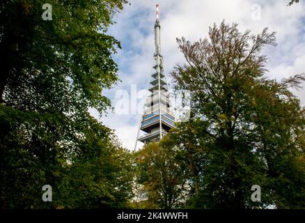 La tour de télévision de Kamzik. (Veza). tour de transmission de 196 mètres avec terrasse d'observation publique. Bratislava. Slovaquie. Banque D'Images