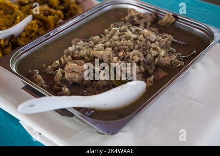 Plateau de soupe de poulet avec pith de banane (partie la plus douce de la tige ou tige de banane) AKA la célèbre cuisine philippine Inubaran na Manok. Banque D'Images