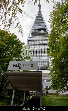 La tour de télévision de Kamzik. (Veza). tour de transmission de 196 mètres avec terrasse d'observation publique. Bratislava. Slovaquie. Banque D'Images