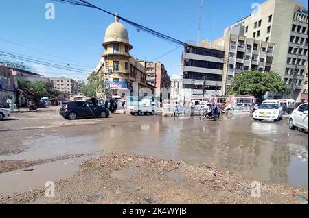 Route inondée par le débordement de l'eau d'égout, créant des problèmes pour les navetteurs, montrant la négligence des autorités concernées, situé sur la zone de la Tour à Karachi mardi, 04 octobre 2022. Banque D'Images