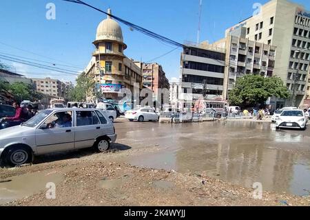 Route inondée par le débordement de l'eau d'égout, créant des problèmes pour les navetteurs, montrant la négligence des autorités concernées, situé sur la zone de la Tour à Karachi mardi, 04 octobre 2022. Banque D'Images