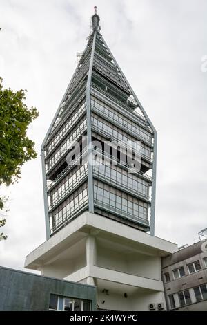 La tour de télévision de Kamzik. (Veza). tour de transmission de 196 mètres avec terrasse d'observation publique. Bratislava. Slovaquie. Banque D'Images