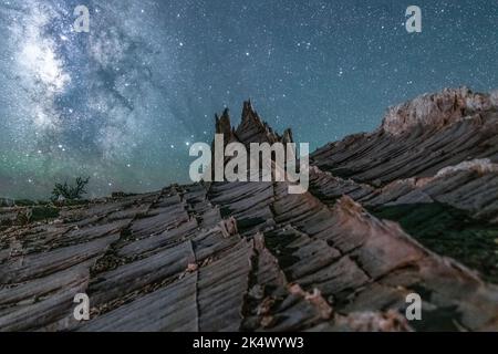 Milky Way au-dessus d'une délicate formation de roche dans le sud de l'Utah Banque D'Images