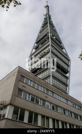 La tour de télévision de Kamzik. (Veza). tour de transmission de 196 mètres avec terrasse d'observation publique. Bratislava. Slovaquie. Banque D'Images