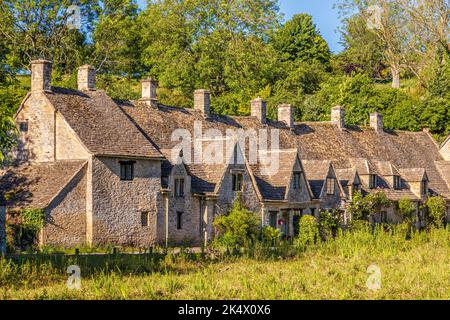 Lumière matinale en milieu d'été sur Arlington Row dans le village de Cotswold à Bibury, Gloucestershire, Angleterre Banque D'Images