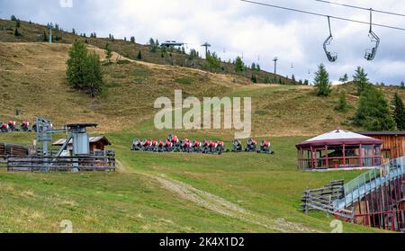 Station de ski avec télésiège et machines à neige sur la montagne Turnthaler en été, Autriche Banque D'Images