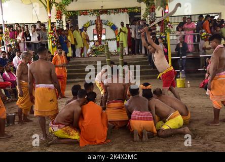 Guwahati, Guwahati, Inde. 4th octobre 2022. Un Buffalo étant sacrifié lors de la célébration du Navami de Durga Puja festival à Bileswar Devalaya, Belsor dans le district de Nalbari d'Assam Inde le mardi 4th octobre 2022. (Credit image: © Dasarath Deka/ZUMA Press Wire) Credit: ZUMA Press, Inc./Alamy Live News Banque D'Images