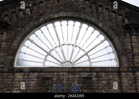 La fenêtre en verre de ventilateur à cadre ironnel à Buxton Station, Derbyshire Peak District, le survivant d'une paire construite en 1836.il est classé et protégé de catégorie II. Banque D'Images