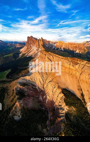 Vue aérienne du groupe Odle, Seceda, Furchetta et Sass Rigais au coucher du soleil, Dolomites, Tyrol du Sud, Italie Banque D'Images