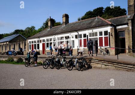 La salle de rafraîchissements de la station Miller Dale dans le Peak District. Le café restauré est très populaire auprès des cyclistes et des randonneurs sur le sentier Monsal. Banque D'Images