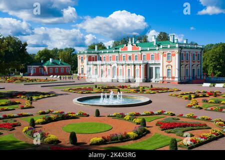 Palais Kadriorg et jardin fleuri avec fontaines à Tallinn, Estonie Banque D'Images