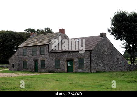 La maison de l'agent (à gauche) et la forge de forgeron à la mine Magpie près de Sheldon Derbyshire. La mine est un monument planifié, ouvert au public. Banque D'Images