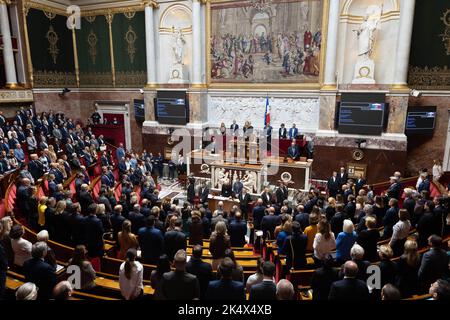 Vue générale de l'hémicycle pendant une minute de silence lors d'une session de questions au gouvernement à l'Assemblée nationale à Paris sur 4 octobre 2022. Photo de Raphael Lafargue/ABACAPRESS.COM Banque D'Images