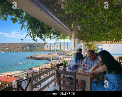 Couple dans une taverne grecque traditionnelle, Agia Marina, Aegina, Iles Saroniques, Grèce Banque D'Images